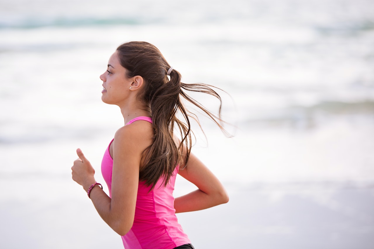 Exerciții mai bune decât alergatul pe care le poți face în aer liber: 5 variante eficiente și distractive